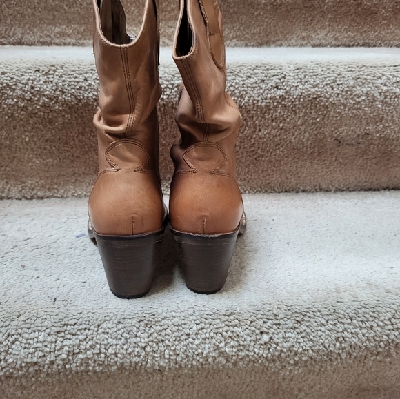BRAND NEW TAN LEATHER BOOTS! - Picture 4 of 9